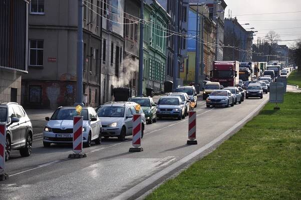 Dopravu v Plzni komplikují opravy na Rokycanské. Hotovo bude za tři týdny
