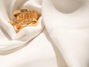 Svatební prstýnky, které budete chtít ukazovat víc než zásnubní