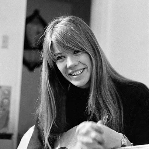 Françoise Hardy, Moody French Pop Star, Dies at 80
