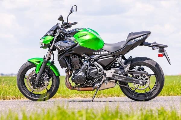 Vstřícná motorka pro všechny a na každý den. Lehkou a relativně levnou univerzální Kawasaki zvládnou i začátečníci!