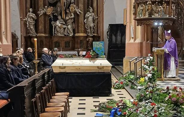 Loučení s Marií Tomáškovou-Dytrychovou v Olomouci doprovodil mohutný sbor zvonů