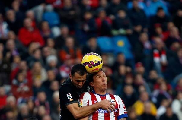 Tři hlavičky a výhra. Atlético se dotáhlo na Barcelonu