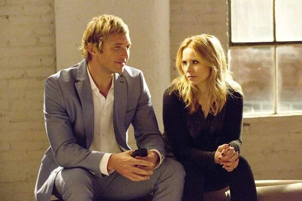 Merry Kissmas! Kristen Bell and Ryan Hansen Have a Special 'Veronica Mars' Reunion