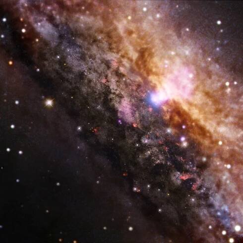 Uprostřed galaxie NGC 4945 se ukrývá obrovská černá díra