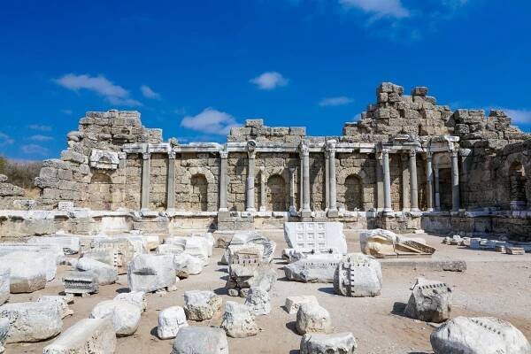 Zříceniny fontány Nymphaeum v Side | marius0126/123RF.com