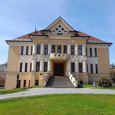 Rarita mezi pohraničím: U Orlických hor a Krkonoš drží lidi soudržnost i víra