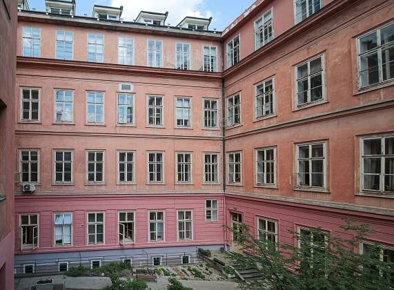 Soubor:Praha PedF UK dvůr.jpg – Wikipedie