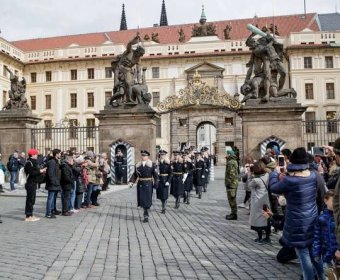 Obří fronty na Pražském hradě! Své objekty zpřístupnil lidem zdarma, dorazily tisíce českých turistů