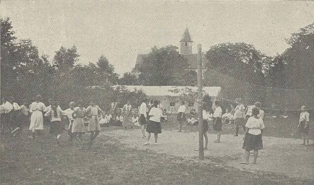 Sportování na letním táboře organizovaném YWCA v Přerově, roku 1925. Tábor byl určený pouze dívkám.