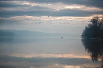 Bezplatný obrázek: Mlhavý soumrak na obzoru Dunaje