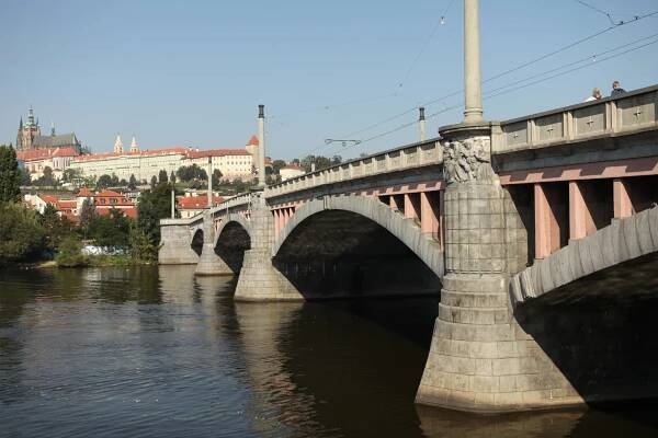 ZATĚŽOVACÍ ZKOUŠKA MÁNESOVA MOSTU OMEZÍ PROVOZ