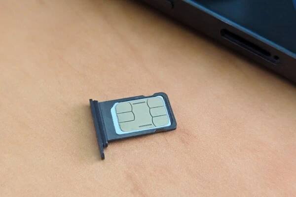 Nano SIM karta v přihrádce na SIM kartu z iPhone 14 Pro Max.