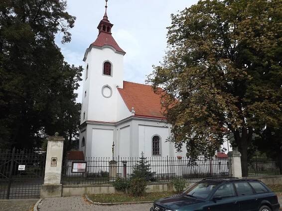 Soubor:Moravský krumlov, kostel Všech svatých a hřbitov (1).JPG