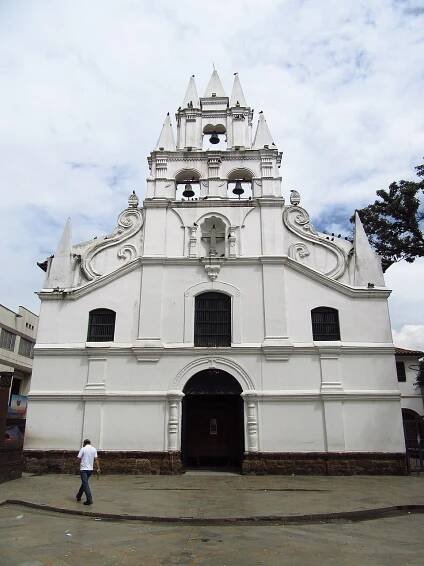 Soubor:2018 Medellín fachada de la iglesia de La Veracruz.jpg