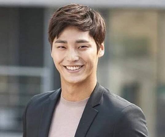 Lee Tae-hwan Biography - Facts, Childhood, Family & Achievements of South Korean Actor, Singer, Model