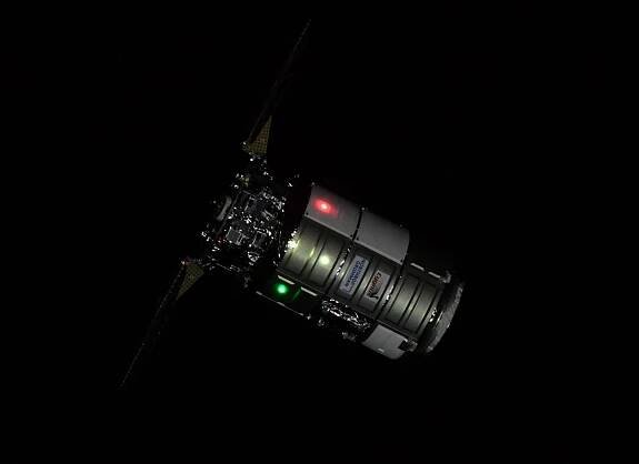 Cygnus NG-16 během příletu nad noční stranou Země. Zdroj: twitter.com