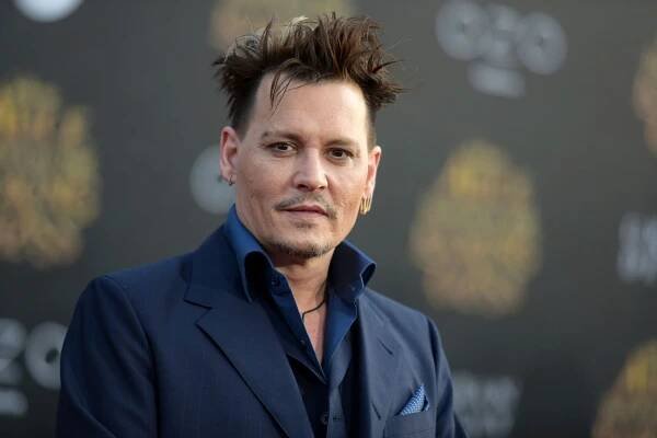 Depp vlastní ostrovy na Bahamách a za víno utratí 750 tisíc měsíčně. Poradci podali na herce žalobu