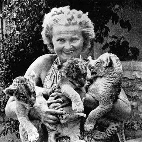 Joy Adamson: *20.1.1910 – †4.1.1980, přírodovědkyně a spisovatelka českého původu