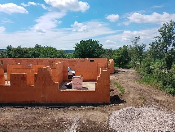 Stavba Čerenčany – Stavebniny Garaj Žiar nad Hronom - BRITTERM - Pravá slovenská tehla