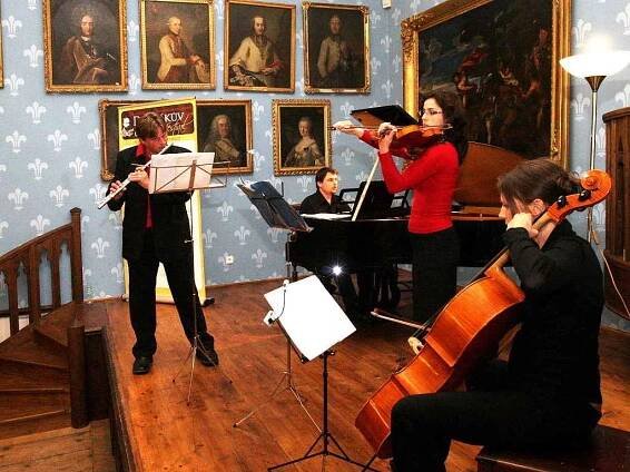 Ensable Martinů na zahajovacím koncertě 54. ročníku Dvořákova festivalu na Zámku Sychrov. Radka Preislerová - housle, Štěpán Kos - klavír, Simona Hečová - violoncello a Miroslav Matějka - flétna.