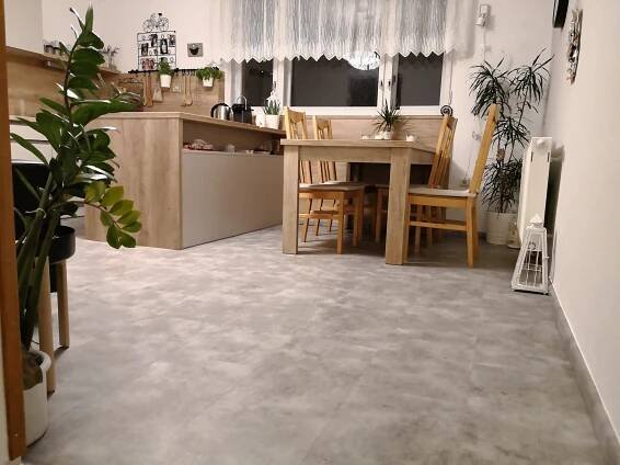 Kuchyň s vinylovou podlahou v dekoru kamene