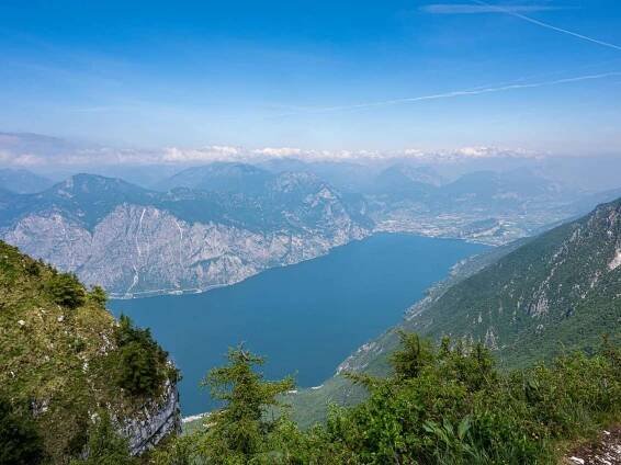 Blick vom Berg Monte Baldo auf den Gardasee. 