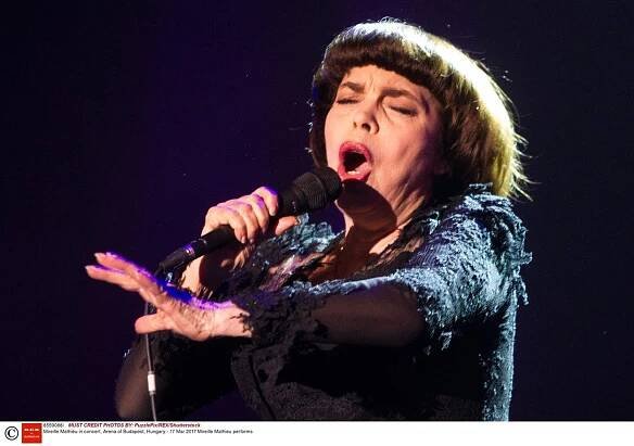 Mireille Mathieu na koncertě v Budapešti, březen... | iROZHLAS - spolehlivé zprávy