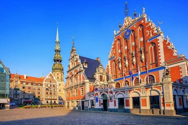 Das Schwarzhäupterhaus auf dem Rathausplatz der lettischen Hauptstadt Riga