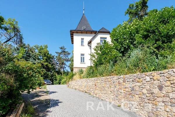 Vila po kompletní rekonstrukci, 6 bytů, terasa a veranda, 338 m2, pozemek 2.000 m2, Praha 5 - Radotín, ul. Prvomájová - RAK CZ a.s.