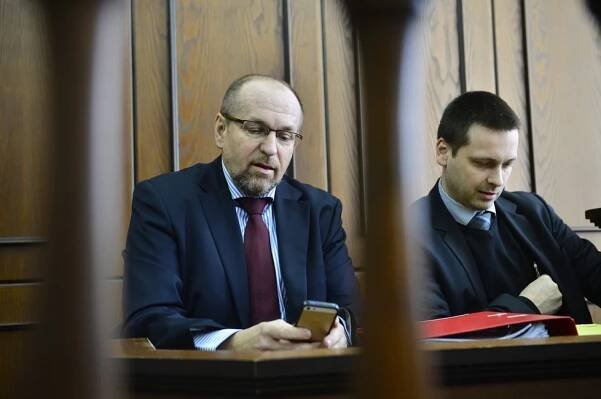 Exministr Fuksa chce za vazbu miliony: Dohoda se státem se rýsuje!