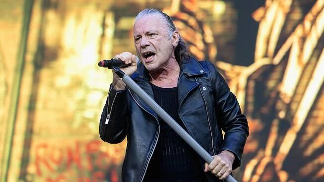Bruce Dickinson pflegt seine Stimme nicht besonders