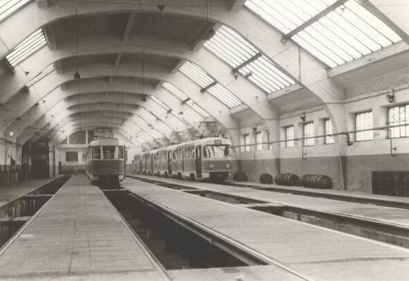 Interiér páté lodě vozovny Pankrác v roce 1970 [Foto: Miroslav Křehlík]