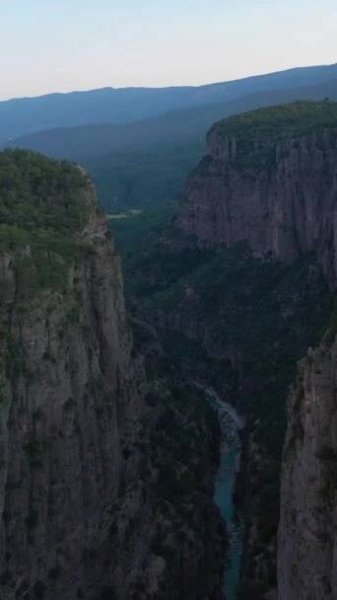 Kaňon Tazi v Turecku na Slunečný den. Letecký pohled. Dron letí kupředu. Svislé video — Stock záběr