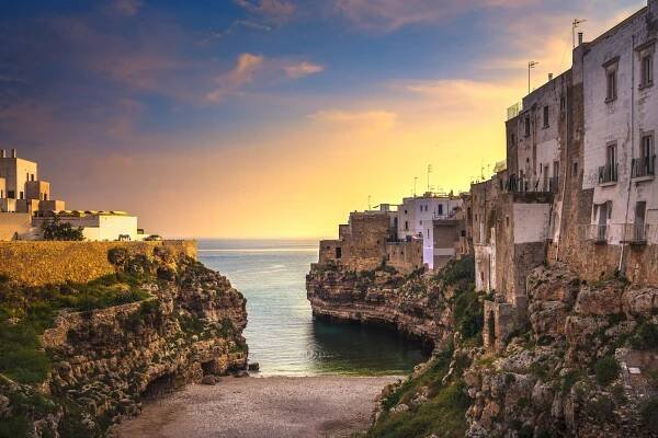 Polignano Mare village za úsvitu, Bari, Itálie. — Stock obrázek