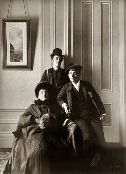 Soubor:Crossdressing circa 1890 Frances Benjamin Johnston (right).jpg – Wikipedie