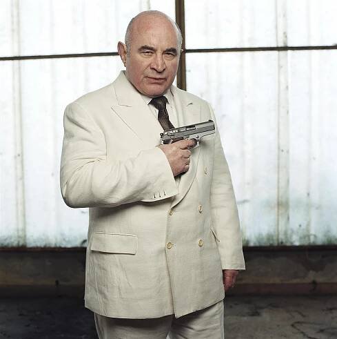 Utržený ze řetězu - Promo - Bob Hoskins