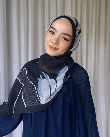 Pin by syafiq on awek in 2025 | Hijab fashionista, Hijabi fashion, Fashion