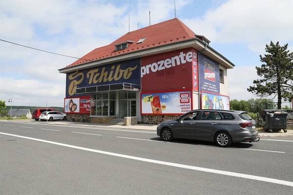 Dubí koupí od kraje celnici na Cínovci, využije ji však až za osm let