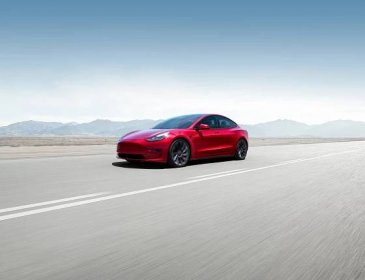 Tesla nadále razantně zlevňuje a pomalu se blíží milionu. Víme, kde je ještě levnější