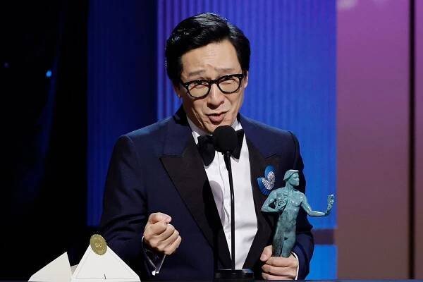 Ke Huy Quan Cries as He Becomes First Asian Male Film Winner at SAG Awards: 'Really Emotional Moment for Me'