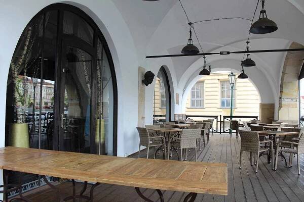V podloubí Domu U Černého orla na Mírovém náměstí má venkovní posezení připravené Restaurace Capra.