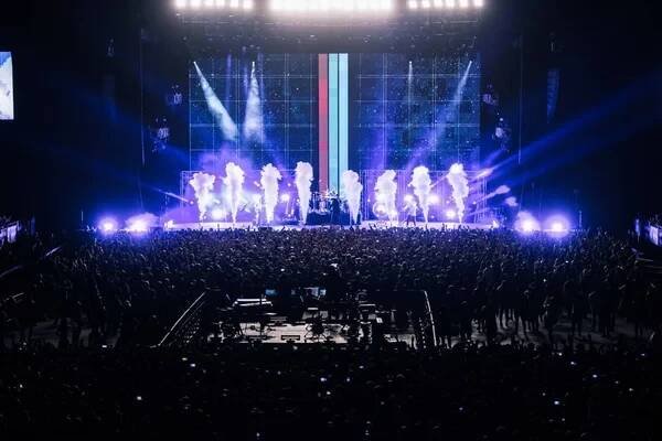 Členové americké rockové kapely, Imagine Dragons provádět během představit draci vyvíjet World Tour žije v Hong Kong, Čína, 13 ledna 2018. — Stock obrázek