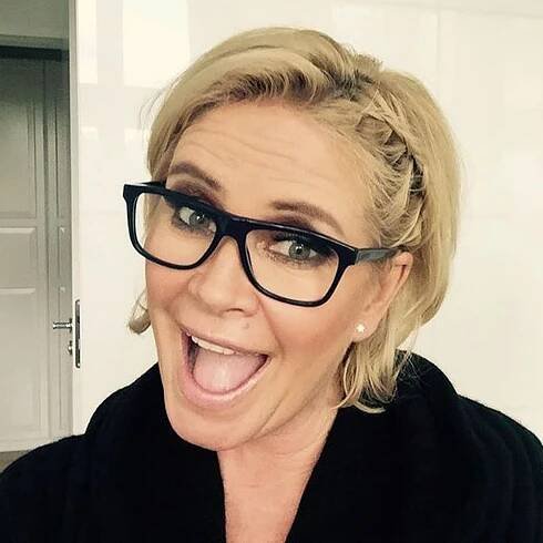 Gute Laune mit Nasenfahrrad: Claudia Effenberg lässt ihre Follower an ihrem Stimmungshoch teilhaben und führt ihre stylische, schwarze Brille vor.
