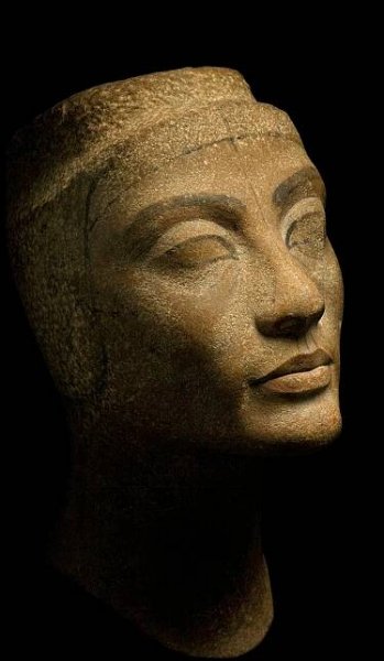 a statue of Nefertiti