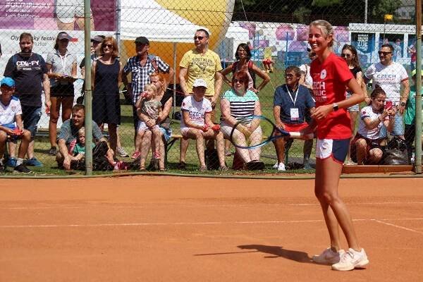 Tenisová exhibice na Olympijském festivalu: Plekanec na trestné dostal pivo