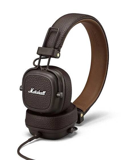  Marshall Major III (1200 Kč):  Sluchátka jsou po vzhledové stránce velmi povedená, vycházejí z designu legendárních kytarových zesilovačů této firmy. Oceníte i velmi dobrou, pružnou, skládací konstrukci, která zaručuje, že vám sluchátka vydrží. Po zvukové stránce nenabídnou univerzální projev, ale ostřejší, rychlejší zvuk, který oceníte u rockové hudby.