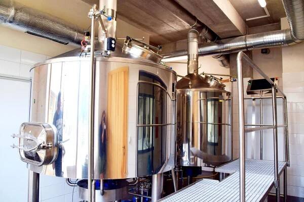Sládek uvařil první várku, pivo lidé ochutnají v listopadu