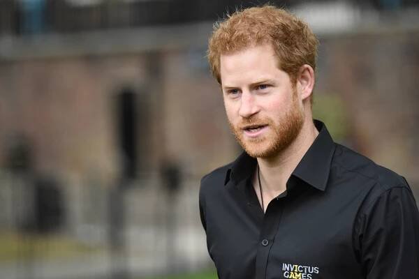 Princ Harry dorazil do Velké Británie. Co prozradil jeho otec?
