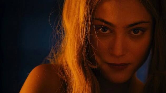 Nora Arnezederová ve filmu Angelika (2013)