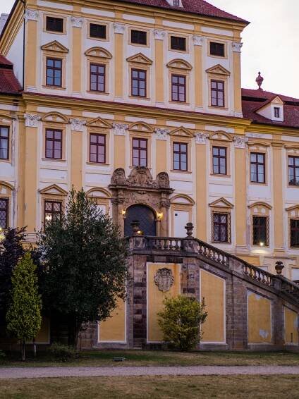 Chlouba Jirkova prokoukne, Červený Hrádek získá novou fasádu. Barva bude okrová